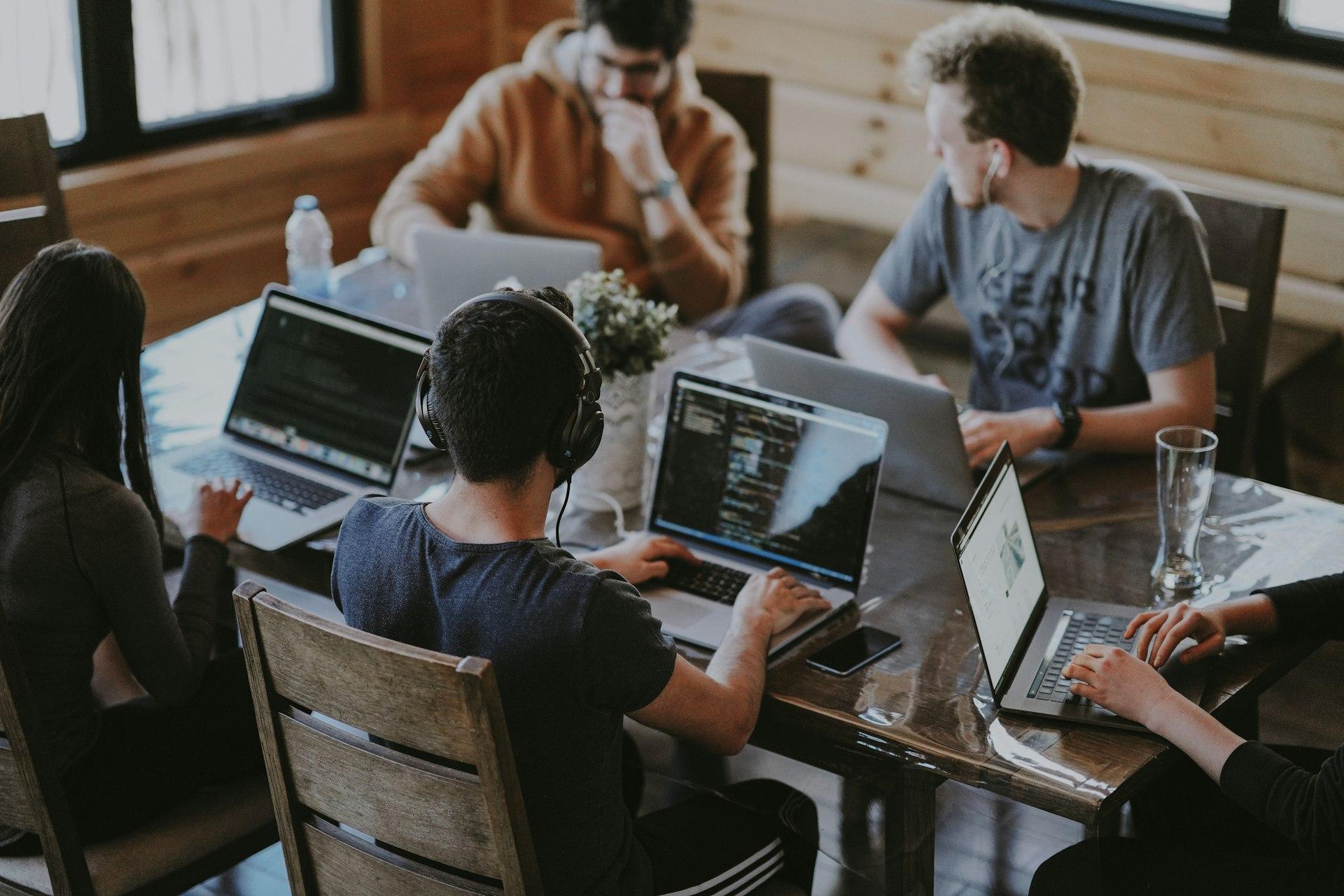 Équipe TI collaborant sur un projet d'infrastructure